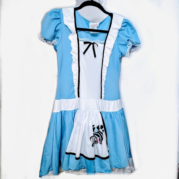 Alice in Wonderland 🤍💙🩵 - Picture 2 of 5